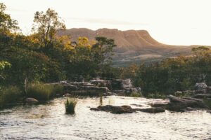 Vista de rio e cachoeira na Chapada dos Veadeiros