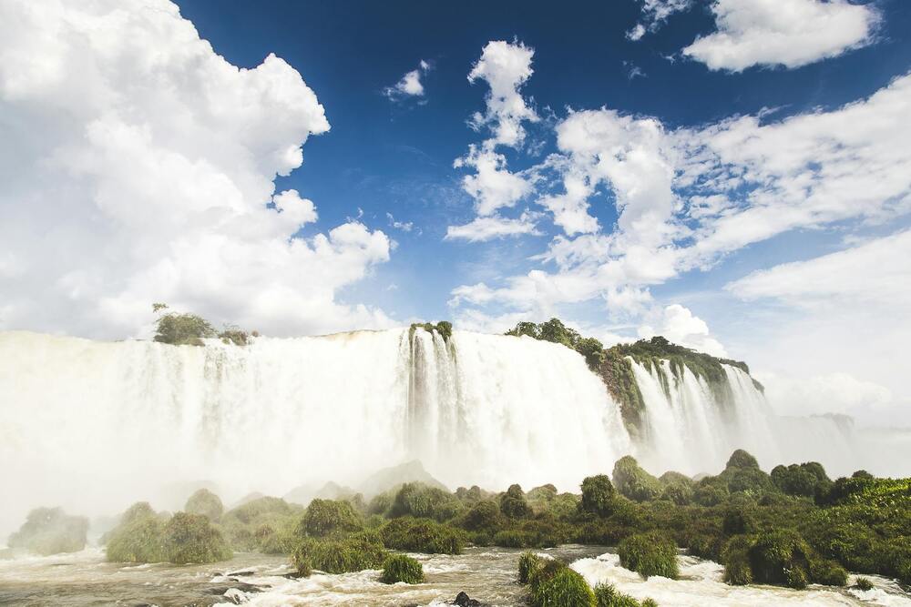 Vista panorâmica das cataratas em Foz do Iguaçu