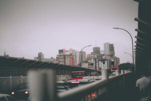 Trânsito em dia nublado na Ciudad del Este, próximo a Foz do Iguaçu