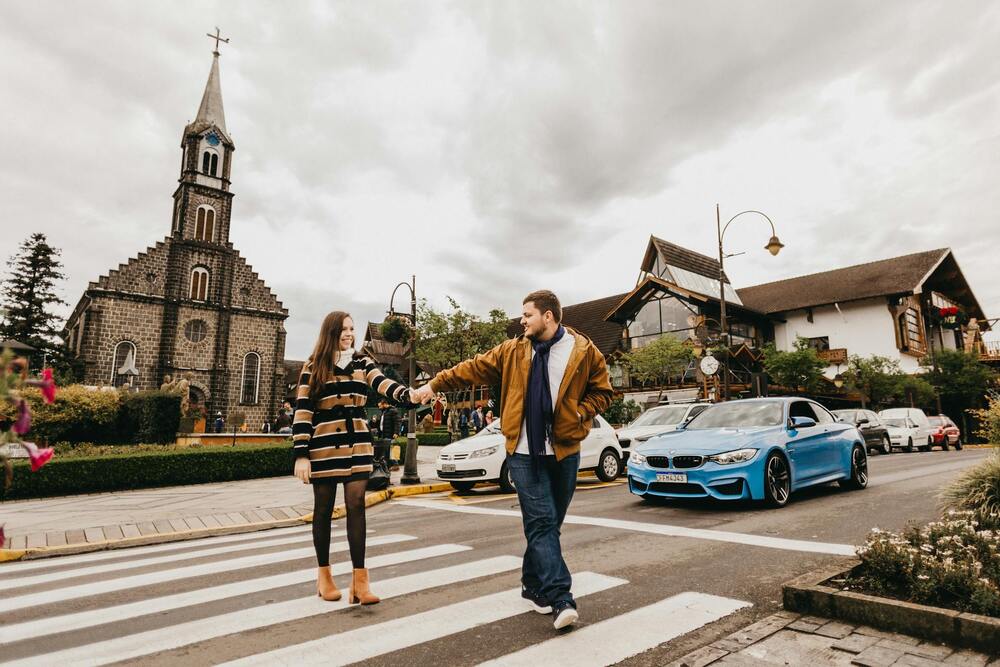 Casal passeando na rua em Gramado