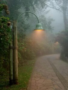 Poste em rua no Lago Negro em Gramado
