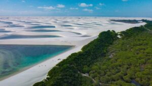 Areia e água azul dos Lençóis Maranhenses