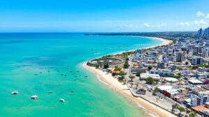 Vista aérea da cidade de João Pessoa, um dos destinos mais incríveis do Nordeste