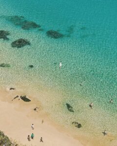Vista de cima de praia em Fernando de Noronha, uma das melhores praias e destinos do litoral brasileiro