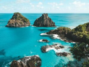 Uma paisagem ensolarada de Fernando de Noronha, uma das melhores opções do litoral brasileiro