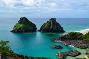 Vista aérea de Fernando de Noronha, uma das melhores destinos do litoral brasileiro
