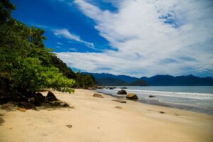 Vista de praia em Ubatuba, uma das melhores opções do litoral brasileiro!