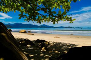 Vista de praia de Ubatuba, uma das melhores opções do litoral brasileiro