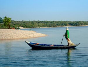 Pescador em Alter do Chão, um dos melhores praias e destinos do litoral brasileiro