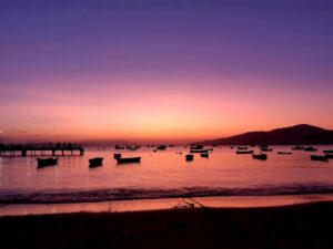 Pôr do sol em Bombinhas, Santa Catarina, uma das melhores praias do Brasil