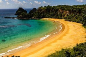 Vista panorâmica da Praia do Sancho, uma das melhores praias do Brasil