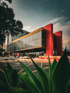 Foto mostrando o Museu de Arte de São Paulo (MASP), na Av. Paulista