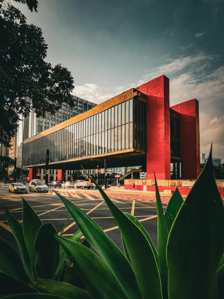 Foto mostrando o Museu de Arte de São Paulo (MASP), na Av. Paulista