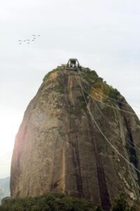 Vista de baixo para cima do Pão de Açúcar, palco de várias escaladas no Rio de Janeiro