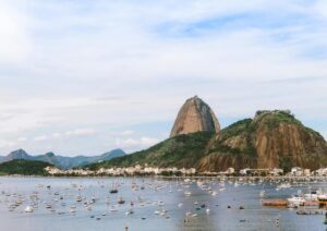 Vista do mar com o Pão de Açúcar ao fundo, um dos símbolos do Rio de Janeiro